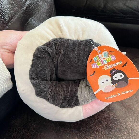 Squishmallows FlipAMallow Plague Doctor Aldron & Nurse Lyndon - Picture 5 of 5